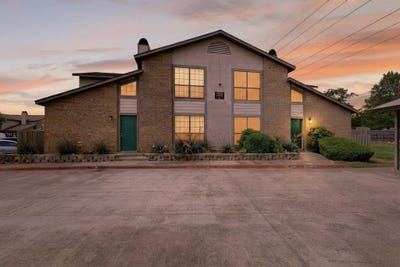 /international/us/330-w-harwood-road-hurst-tx-110107398407/
