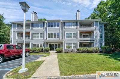/international/us/902-meadow-court-helmetta-nj-110108443305/