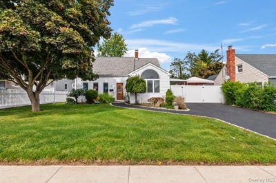 /international/us/61-hollyhock-road-levittown-ny-110110351453/