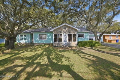 /international/us/502-fourth-street-s-carolina-beach-nc-110119682685/