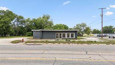 /international/us/1407-broadway-kerrville-tx-110107710219/