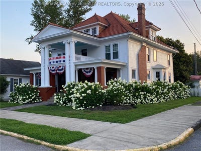 /international/us/208-henrietta-street-ravenswood-wv-110106528501/