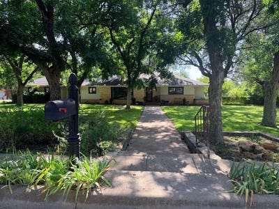 /international/us/804-n-elm-street-comanche-tx-110109213903/