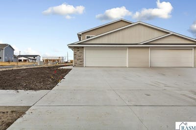 /international/us/3202-noble-drive-mankato-mn-110102163582/