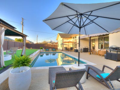 /international/us/218-edgewood-cir-bandera-tx-110102708440/