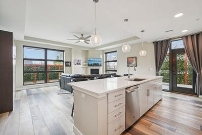 /international/us/215-e-pleasant-st-oconomowoc-wi-110107351985/
