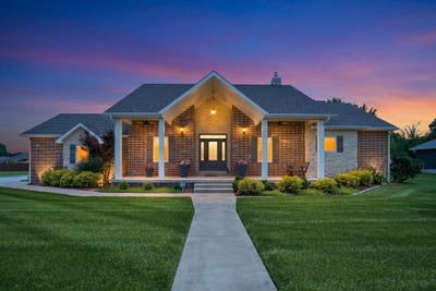 /international/us/102-s-aspen-street-buffalo-mo-110108859617/