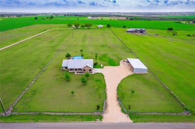 /international/us/877-county-road-455-coupland-tx-110109159625/