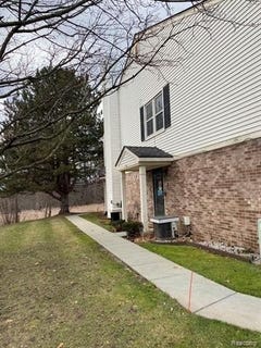 /international/us/7751-lake-ridge-dr-unit-28-waterford-twp-mi-110109207036/