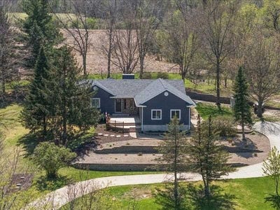 /international/us/2698-ne-hidden-valley-trail-solon-ia-110107936257/
