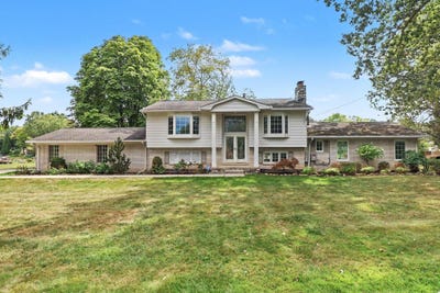 /international/us/7436-oak-bay-drive-white-lake-mi-110119794301/