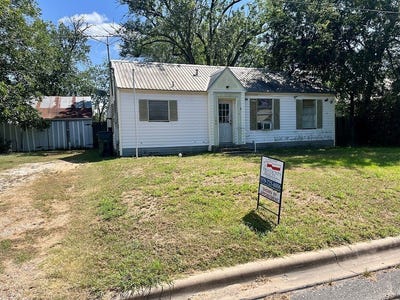 /international/us/308-east-south-street-weimar-tx-110109608358/