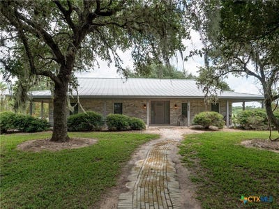 /international/us/1371-fannin-oaks-road-victoria-tx-110101243295/