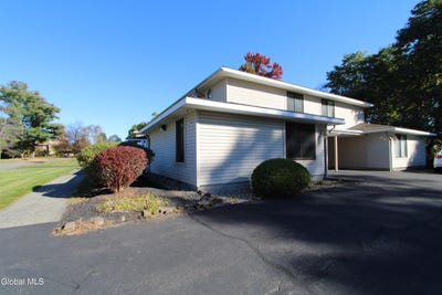 /international/us/81-yorkshire-drive-east-greenbush-ny-110120649418/