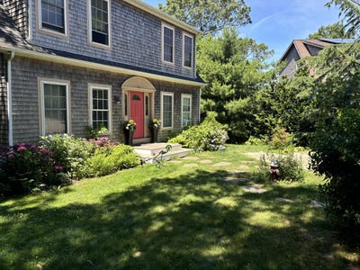 /international/us/208-irene-s-way-tisbury-ma-110099992896/