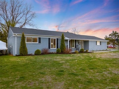 /international/us/355-sanders-road-oxford-twp-mi-110107381070/