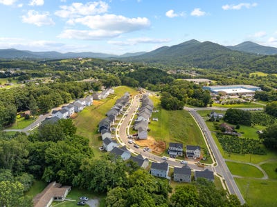 /international/us/kings-walk-dr-ne-roanoke-va-110074853630/