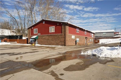 /international/us/2660-main-street-hurricane-wv-110107476405/