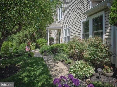 /international/us/3307-freemans-lane-holland-pa-110100472507/