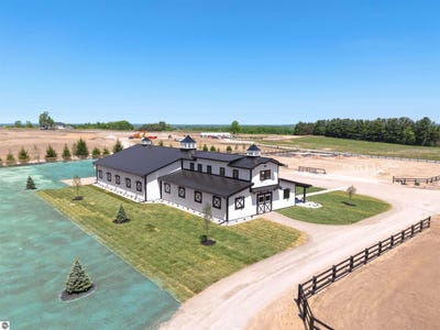 /international/us/7788-sayler-road-williamsburg-mi-110098844938/