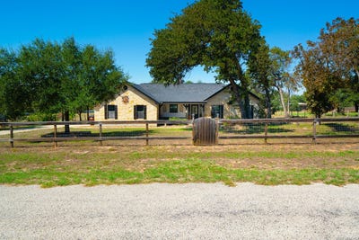 /international/us/312-rose-garden-la-vernia-tx-110120483561/