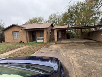 /international/us/823-n-ellis-st-giddings-tx-110105712938/