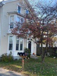 /international/us/126-washington-street-warwick-ri-110108440255/