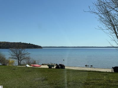 /international/us/4133-old-mission-road-traverse-city-mi-110108203477/