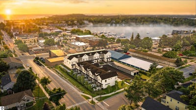 /international/us/14-uptown-lane-charlevoix-mi-110108442068/