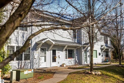 /international/us/715-lake-avenue-traverse-city-mi-110107419537/
