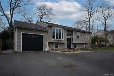 /international/us/131-clinton-avenue-mastic-ny-110107335109/