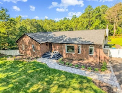 /international/us/24-bauer-avenue-manorville-ny-110109536368/