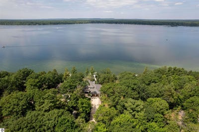 /international/us/5568-lakeview-drive-interlochen-mi-110106260752/