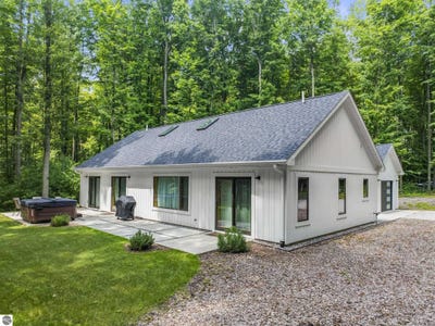 /international/us/20651-e-trails-end-trail-interlochen-mi-110099482456/?lang=zh-tw
