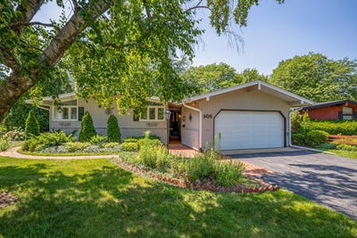 /international/us/808-lill-street-barrington-il-110101222459/
