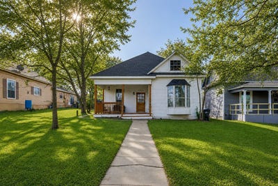 /international/us/1322-sears-street-w-denison-tx-110108981222/