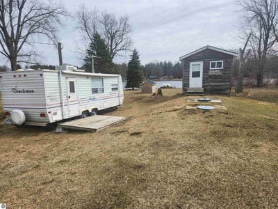 /international/us/10621-maple-drive-riverdale-mi-110106716826/