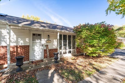 /international/us/310-rowe-drive-bloomington-il-110107611533/