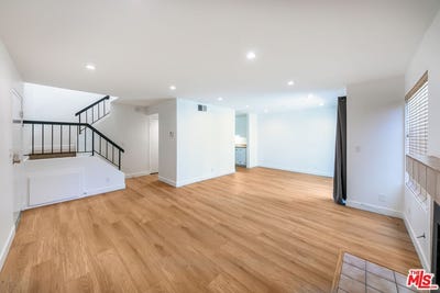 /international/us/22135-burbank-blvd-woodland-hills-ca-110108143372/