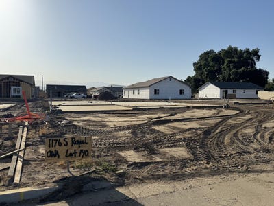 /international/us/1176-s-royal-oak-place-w-porterville-ca-110100097370/