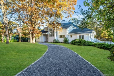 /international/us/19-bay-woods-drive-hampton-bays-ny-110103422557/