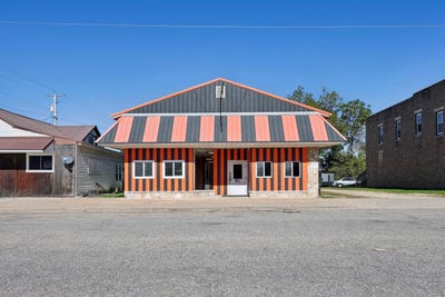 /international/us/105-e-main-street-cazenovia-wi-110120130105/