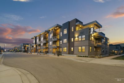 /international/us/4340-e-haystack-st-boise-id-110100197374/