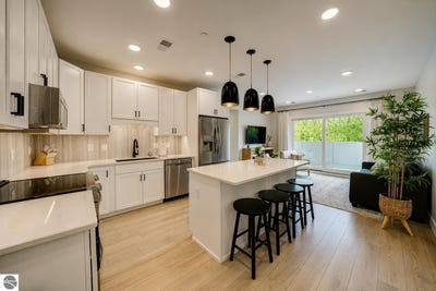 /international/us/708-randolph-street-traverse-city-mi-110105866051/