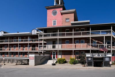 /international/us/145-main-street-ludlow-vt-110108548261/