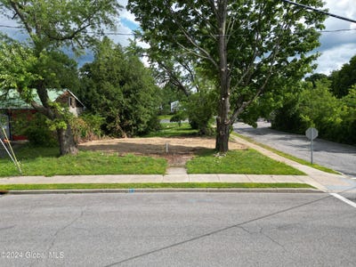 /international/us/16-pine-street-corinth-ny-110099166369/