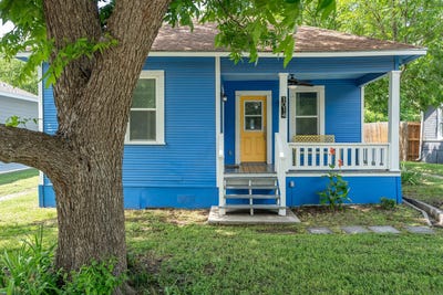 /international/us/1014-w-6th-st-taylor-tx-110108337664/