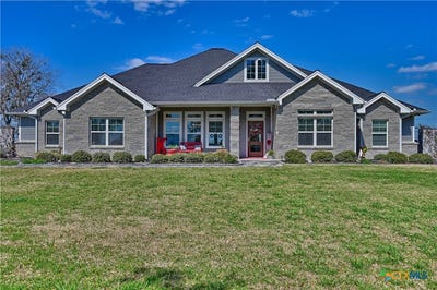 /international/us/2244-w-us-highway-90a-hallettsville-tx-110106345510/