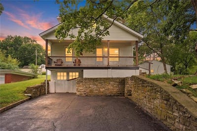 /international/us/11411-e-norledge-street-sugar-creek-mo-110119968405/