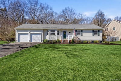 /international/us/4-doral-lane-yaphank-ny-110107334674/